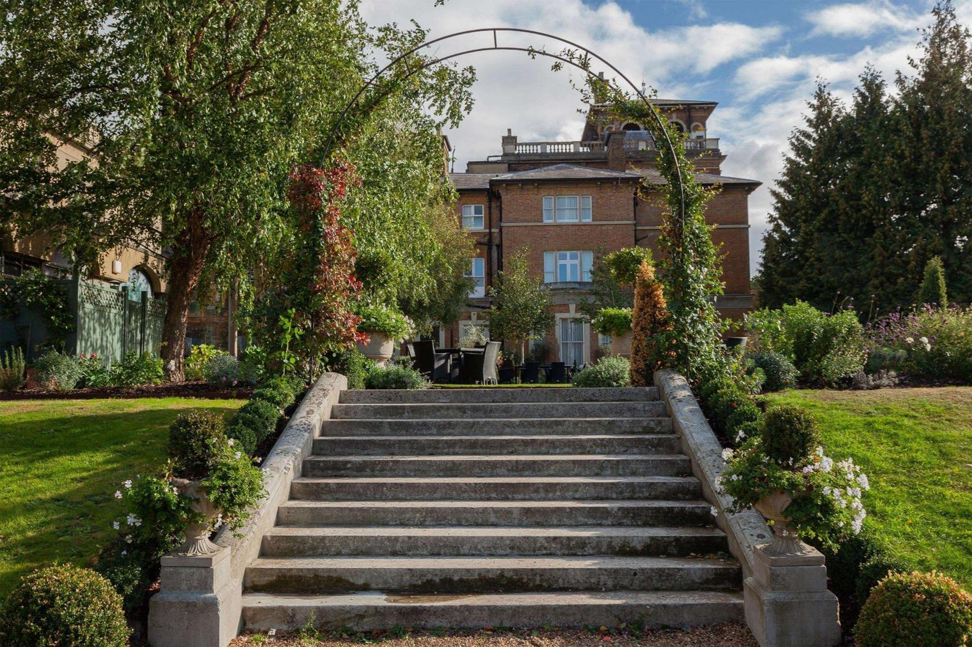 Oatlands Park Hotel Weybridge Exterior foto
